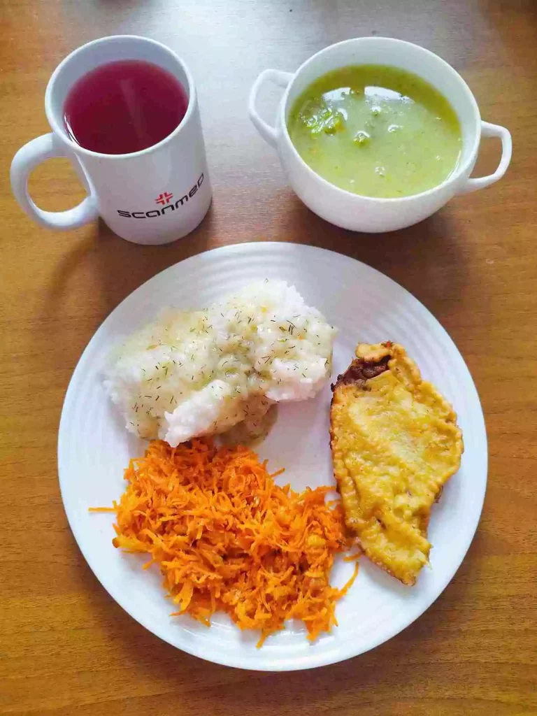 Obiad: dieta podstawowa

zupa brokułowa 450ml, ryba smażona w panierce 120g, ryż biały 100g, marchewka tarta z jabłkiem 100g, woda z sokiem owocowym
A: 1,3,4,7
