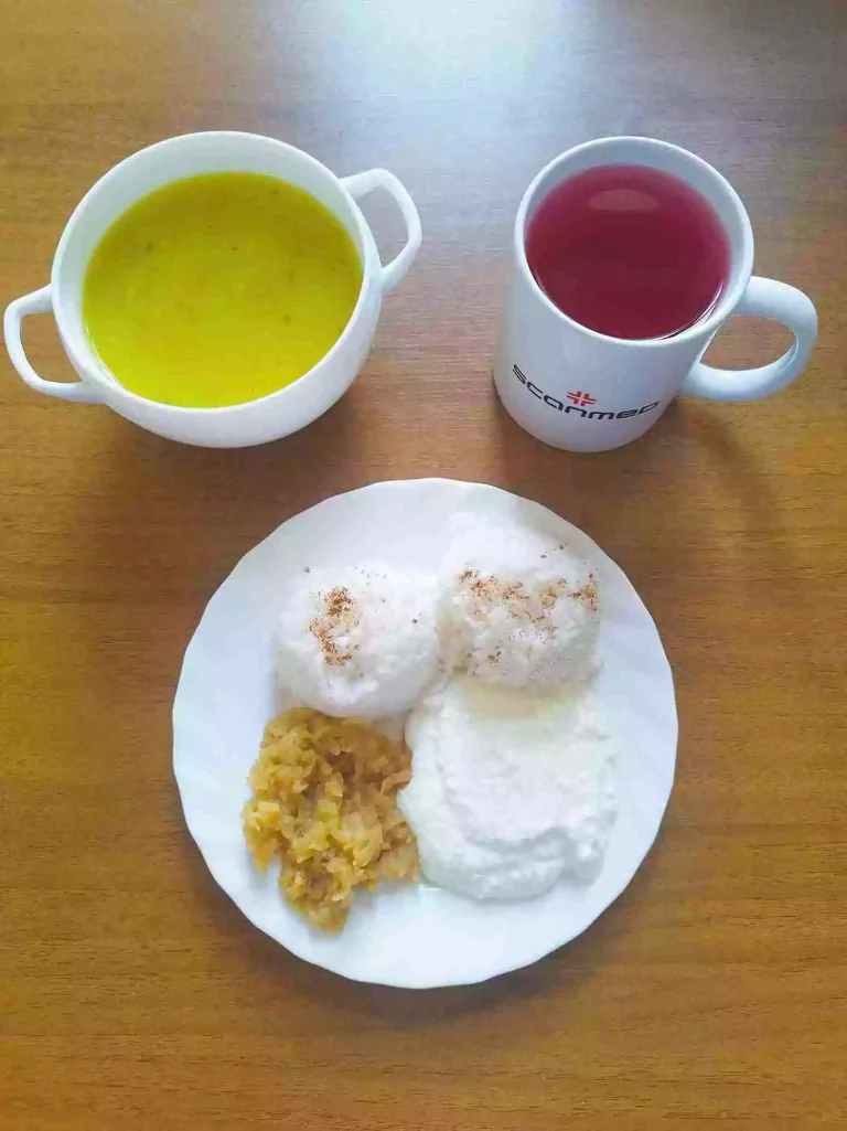 Obiad: dieta podstawowa

zupa krem z cukinii 450ml, ryż z cynamonem, prażonym jabłkiem i serkiem 250g, woda z sokiem owocowym
A: 1,7
