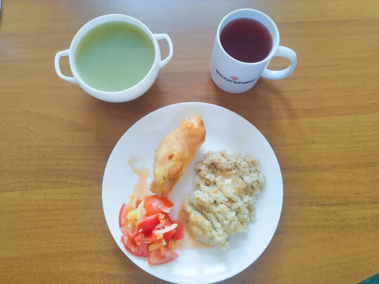 obiad dieta podstawowa: zupa koperkowa 450ml, roladka wieprzowa 120g, kasza jęczmienna 100g, sałatka z pomidorów i cebuli 110g, woda z sokiem owocowym
A: 1