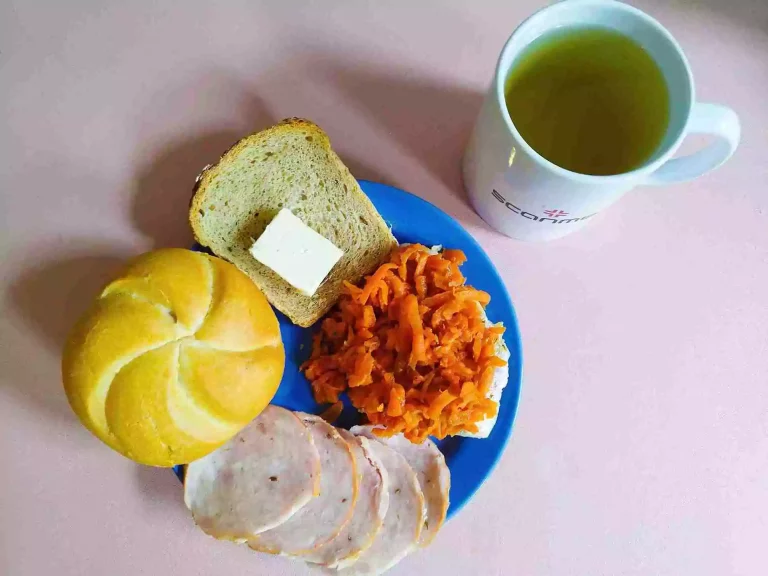 Śniadanie: dieta podstawowa

bułka pszenna 60g, chleb mieszany z płatkami owsianymi 20g, margaryna miękka 10g, wędlina 60g, ryba po grecku z warzywami 70g, herbata czarna
A: 1,4,7
