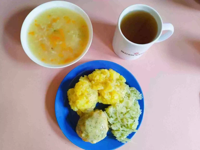 Obiad: dieta podstawowa

zupa krupnik 450ml, ziemniaki gotowane 200g, kotlet mielony drobiowo wieprzowy w sosie koperkowym (pieczony) 120g, kapusta biała na ciepło 110g, woda z sokiem owocowym
A: 1,3
