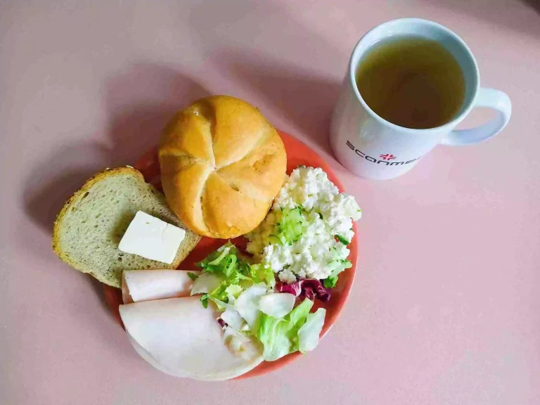 Śniadanie: dieta podstawowa

bułka pszenna 60g, chleb mieszany z płatkami owsianymi 20g, margaryna miękka 10g, wędlina 60g, twarożek z ogórkiem 100g, mix sałat, herbata czarna
A: 1,7

