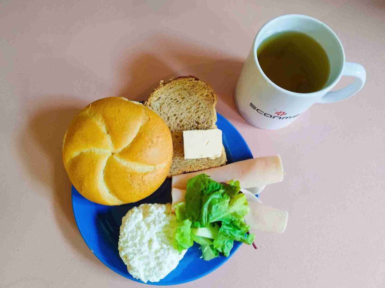 Śniadanie: dieta podstawowa

bułka pszenna 60g, chleb mieszany z płatkami owsianymi 20g, margaryna miękka 10g, wędlina 60g, twarożek 100g, mix sałat, herbata
A: 1,7
