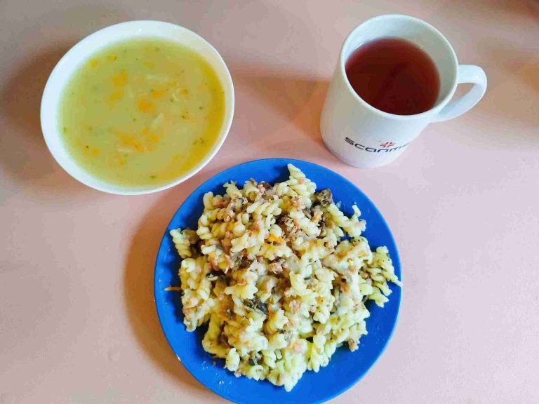 Obiad: dieta podstawowa

zupa krupnik 450ml, zapiekanka makaronowa z pieczarkami i szynką w sosie beszamelowym 350g, woda z sokiem owocowym
A: 1,3,7
