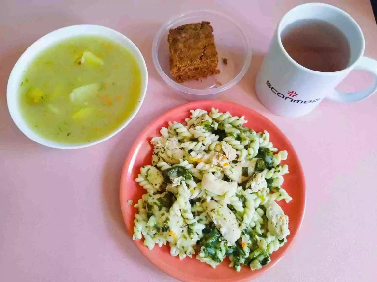 Obiad: dieta podstawowa

zupa brukselkowa 450ml, makaron ze szpinakiem i kurczakiem w sosie śmietanowym 350g, woda z sokiem owocowym
A: 1,3,7,9
