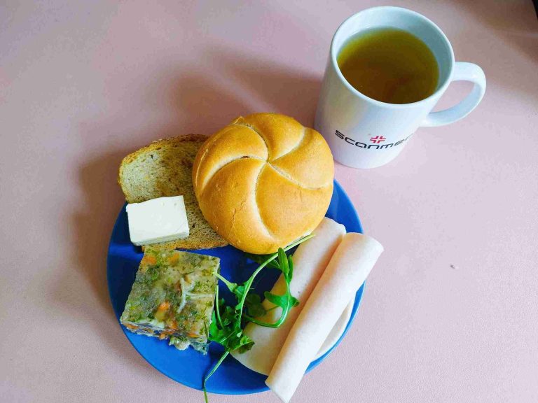 Śniadanie: dieta podstawowa

bułka pszenna 60g, chleb mieszany z płatkami owsianymi 20g, margaryna miękka, galareta drobiowa 100g, wędlina 60g, rukola, herbata czarna
A: 1, 7
