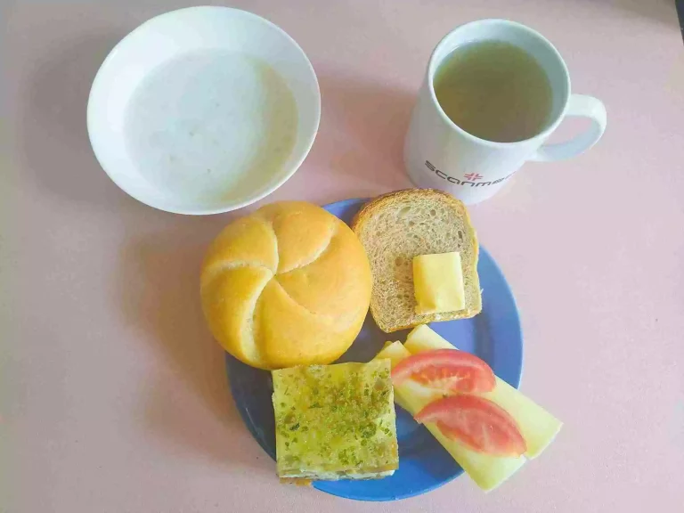 Śniadanie: dieta podstawowa

bułka pszenna 60g, chleb mieszany z płatkami owsianymi 20g, margaryna miękka 10g, owsianka na mleku 150ml, galaretka drobiowa 100g, ser żółty 40g, pomidor 20g, herbata czarna
A: 1,7
