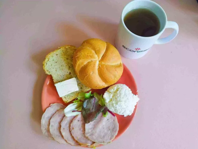 Śniadanie: dieta podstawowa

bułka pszenna 60g, chleb mieszany z płatkami owsianymi 20g, margaryna miękka 10g, twarożek 100g, wędlina 60g, mix sałat, herbata czarna
A: 1,7
