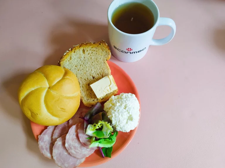 Śniadanie: dieta podstawowa

bułka pszenna 60g, chleb mieszany z płatkami owsianymi 20g, margaryna miękka 10g, twarożek 100g, wędlina 60g, mix salat, herbata czarna
A 1,7
