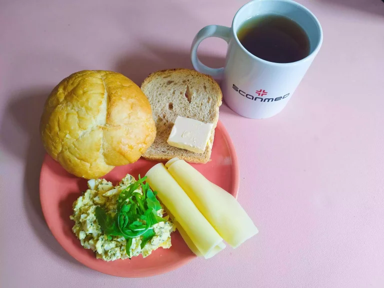 Śniadanie: dieta podstawowa

bułka pszenna 60g, chleb mieszany z płatkami owsianymi 20g, margaryna miękka 10g, pasta jajeczna 100g, ser żółty 40g, rukola, herbata czarna
A: 1,3,7
