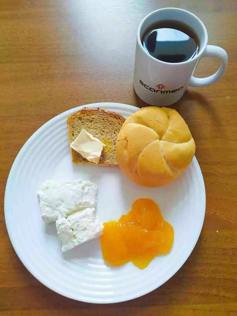 Śniadanie: dieta podstawowa

bułka pszenna 60g, chleb mieszany z płatkami owsianymi 20g, margaryna miękka 10g, ser biały w kawałku 100g, dżem 70g, herbata czarna
A:1,7
