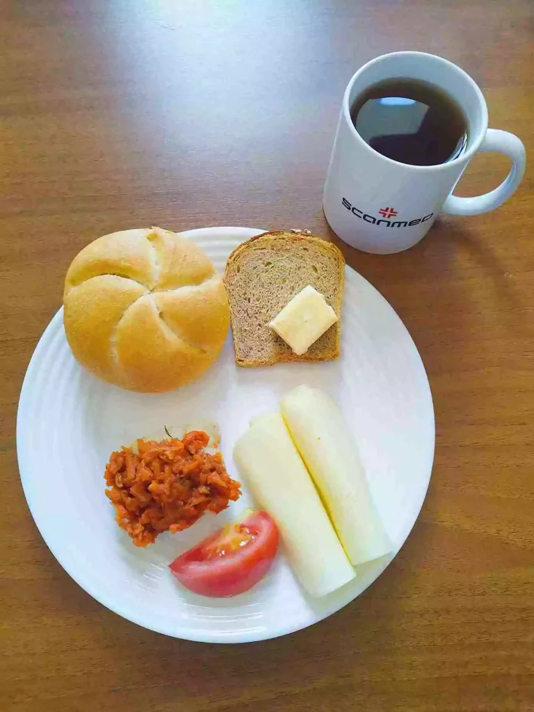 Śniadanie: dieta o kontrolowanej zawartości kwasów tłuszczowych

chleb mieszany z płatkami owsianymi 70g, margaryna miękka 10g, ryba po grecku 70g, ser żółty 40g, pomidor, herbata czarna 