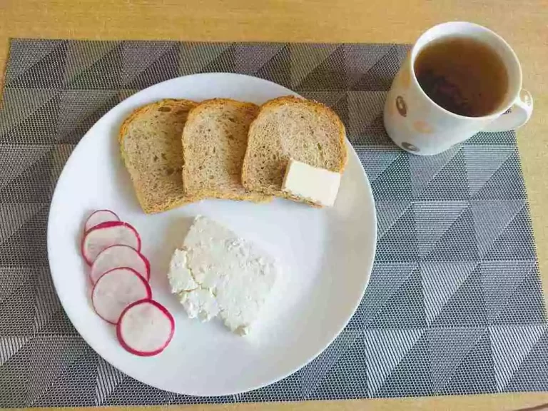 Śniadanie: dieta o kontrolowanej zawartości kwasów tłuszczowych

chleb mieszany z płatkami owsianymi 70g, margaryna miękka 10g, ser biały w kawałku 100g, rzodkiewka, herbata czarna
A: 1,7
