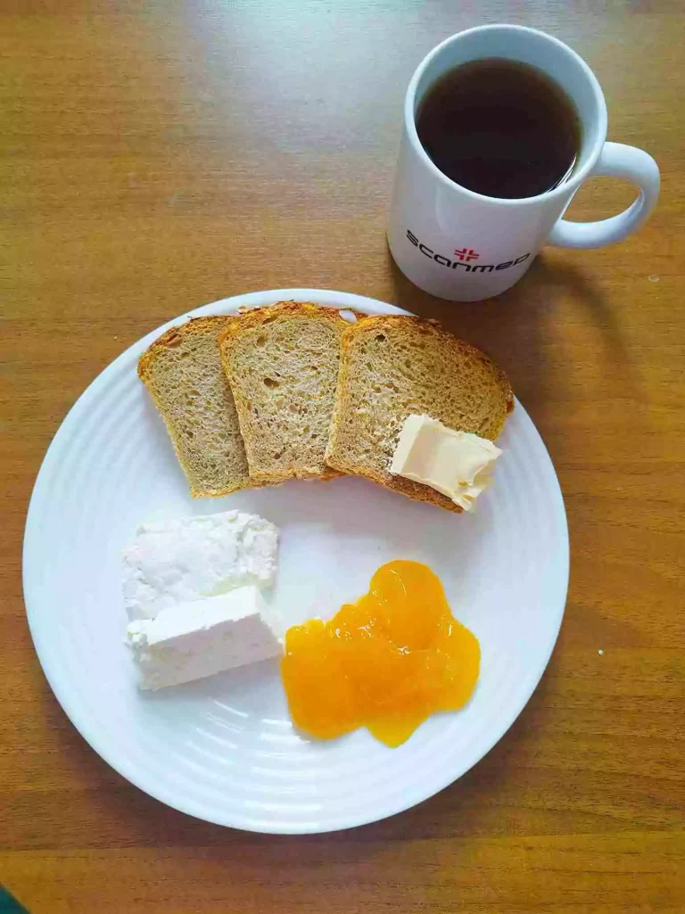Śniadanie: dieta o kontrolowanej zawartości kwasów tłuszczowych

chleb mieszany z płatkami owsianymi 70g, margaryna miękka 10g, ser biały w kawałku 100g, dżem 70g, herbata czarna
A: 1,7
