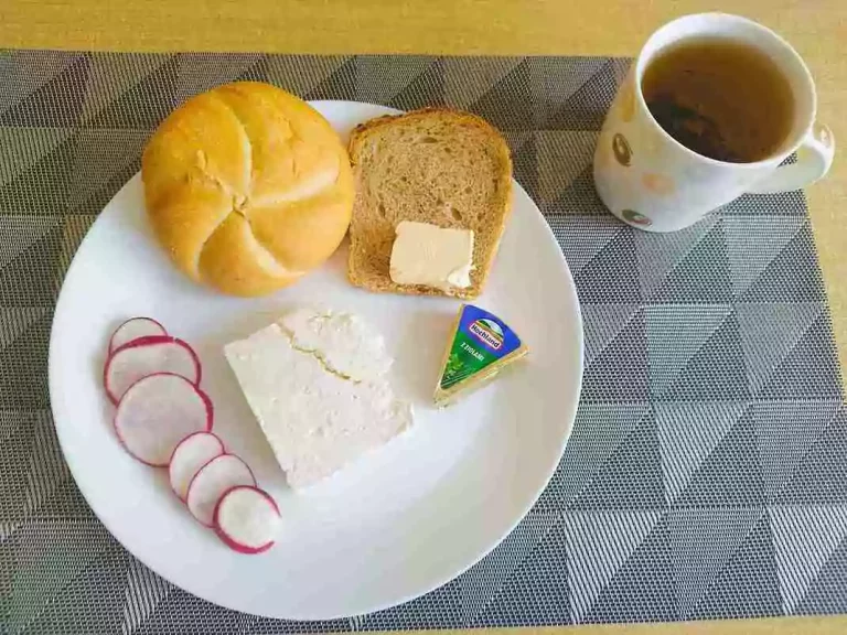 Śniadanie: dieta podstawowa

bułka pszenna 60g, chleb mieszany z płatkami owsianymi 20g, margaryna miękka 10g, ser biały w kawałku 100g, ser topiony 30g, rzodkiewka, herbata czarna
A: 1,7
