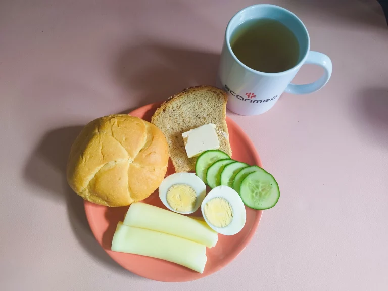 śniadanie dieta podstawowa: bułka pszenna 60g, chleb mieszany z płatkami owsianymi 20g, margaryna miękka 10g, jajko na twardo, ser żółty 40g, ogórek świeży 30g, herbata czarna
A: 1,3,7

