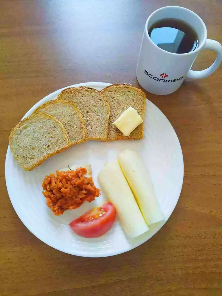 Śniadanie: dieta podstawowa

bułka pszenna 60g, chleb mieszany z płatkami owsianymi 20g, margaryna miękka 10g, ryba po grecku 70g, ser żółty 40g, pomidor, herbata czarna 
A: 1,4,7,9
