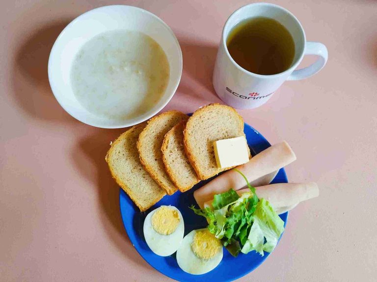 Śniadanie: dieta z ograniczeniem łatwoprzyswajalnych węglowodanów

chleb mieszany z płatkami owsianymi 70g, margaryna miękka 10g, owsianka na mleku 150ml, jajko na twardo, mix sałat, herbata czarna
A: 1,3,7
