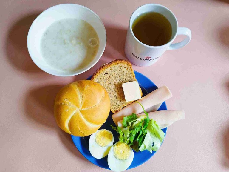 Śniadanie: dieta podstawowa

bułka pszenna 60g, chleb mieszany z płatkami owsianymi 20g, margaryna miękka 10g, owsianka na mleku 150ml, jajko na twardo, wędlina 60g, mix sałat, herbata czarna
A: 1, 3, 7
