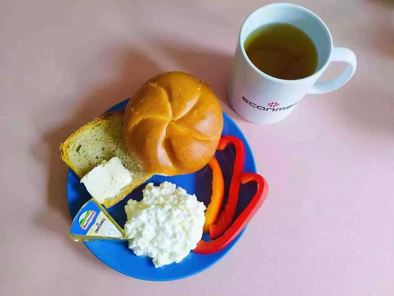 Śniadanie: dieta podstawowa

bułka pszenna 60g, chleb mieszany z płatkami owsianymi 20g, margaryna miękka 10g, twarożek 100g, ser topiony 30g, papryka, herbata czarna
A: 1,7
