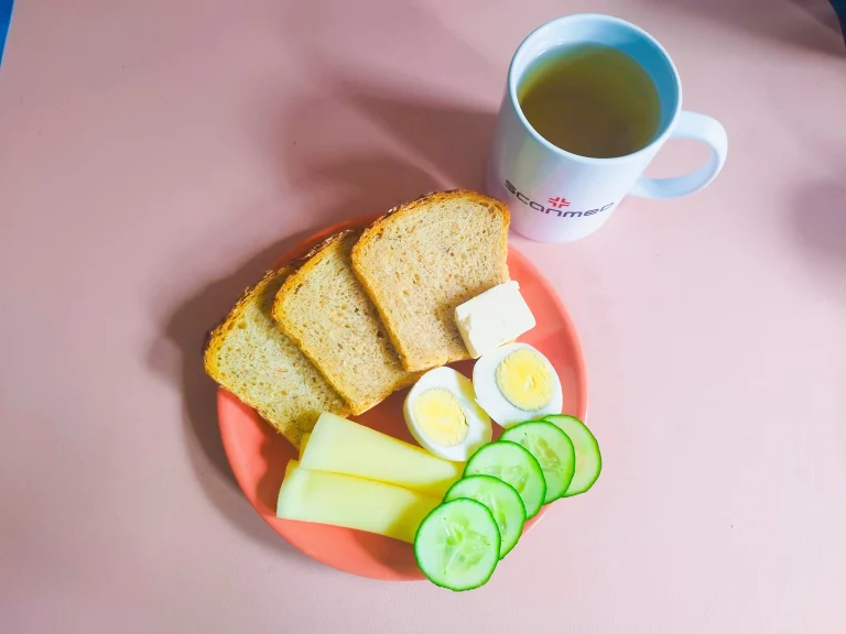 śniadanie dieta z ograniczeniem łatwo przyswajalnych węglowodanów:  chleb mieszany z płatkami owsianymi 70g, margaryna miękka 10g, jajko na twardo, ser żółty 40g, ogórek świeży 30g, herbata czarna
A: 1,3,7
