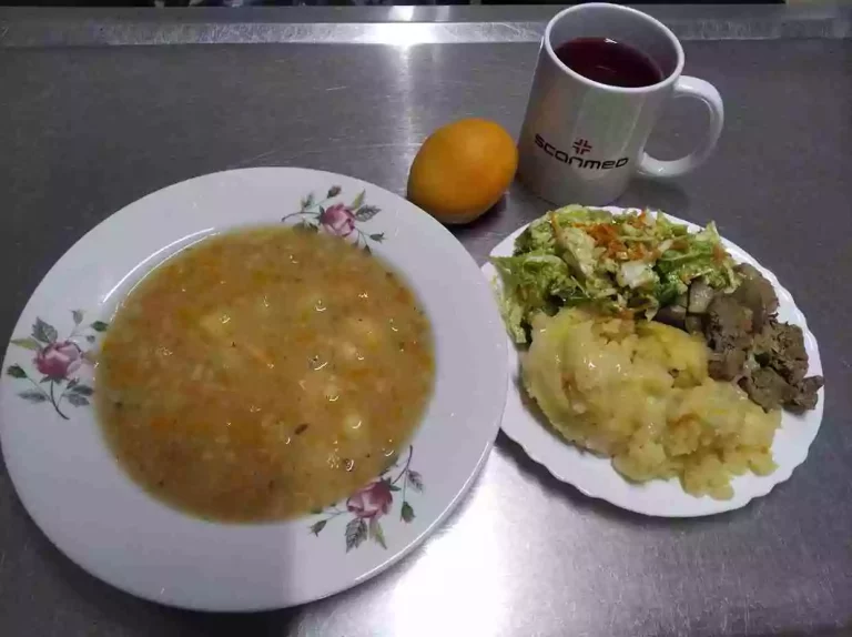Obiad: dieta z ograniczeniem łatwoprzyswajalnych węglowodanów 

zupa grochowa 450ml, wątróbka drobiowa zasmażana z cebulką 150g, ziemniaki gotowane 150g, surówka z kapusty pekińskiej 110g, woda z sokiem owocowym