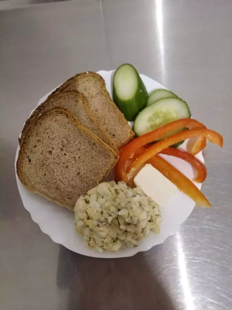 Śniadanie: dieta z ograniczeniem łatwoprzyswajalnych węglowodanów

chleb mieszany z płatkami owsianymi 70g, margaryna miękka 10g, pasta jajeczna 120g, ogórek zielony 40g, papryka 40g, herbata czarna
A:1,3,7
