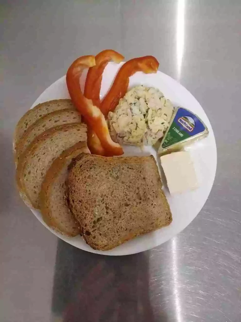 Śniadanie: dieta podstawowa

chleb pszenny 60g, chleb mieszany z płatkami owsianymi 20g, margaryna miękka 10g, pasta jajeczna 100g, ser topiony 30g, papryka 40g, herbata czarna
A:1,3,7
