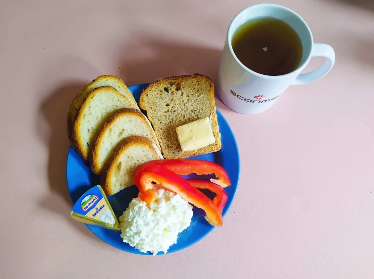 śniadanie dieta podstawowa: chleb pszenny 60g, chleb meszany z płatkami owsianymi 20g, margaryna miękka 10g, twarożek 100g, ser topiony 30g, papryka 40g, herbata czarna
A: 1,7