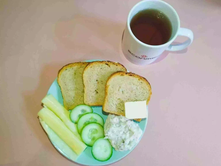 Śniadanie: dieta z ograniczeniem łatwoprzyswajalnych węglowodanów

chleb mieszany z płatkami owsianymi 70g, margaryna miękka, pasta z tuńczyka 100g, ser żółty 40g, ogórek świeży 40g, herbata czarna 
A: 1,4,7
