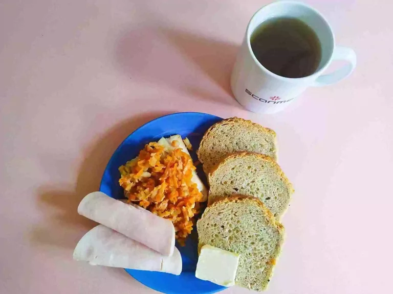 Śniadanie: dieta z ograniczeniem łatwoprzyswajalnych węglowodanów

chleb mieszany z płatkami owsianymi 70g, margaryna miękka 10g, ryba po grecku 70g, wędlina 60g, herbata czarna
A: 1,4,7,9
