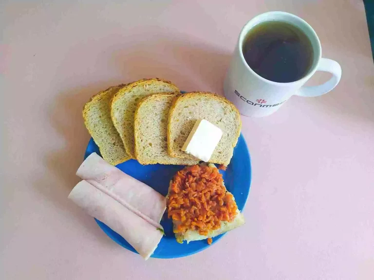 Śniadanie: dieta z ograniczeniem łatwoprzyswajalnych węglowodanów

chleb mieszany z płatkami owsianymi 70g, margaryna miękka 10g, ryba po grecku 70g, wędlina 60g, herbata czarna