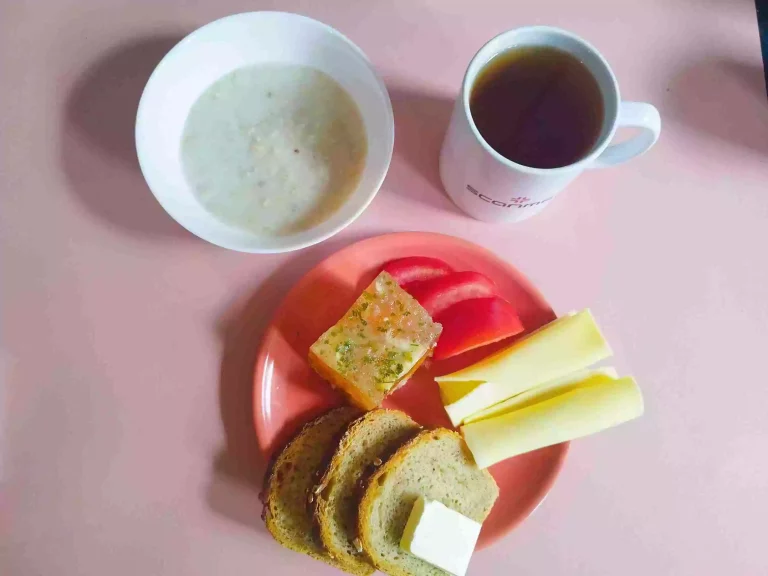 Śniadanie: dieta z ograniczeniem łatwoprzyswajalnych węglowodanów
chleb mieszany z płatkami owsianymi 70g, margaryna miękka 10g, owsianka na mleku 150ml, galaretka drobiowa 150g, ser żółty 40g, pomidor 50g, herbata czarna
A: 1,7
 Śniadanie: dieta z ograniczeniem łatwoprzyswajalnych węglowodanów
chleb mieszany z płatkami owsianymi 70g, margaryna miękka 10g, owsianka na mleku 150ml, galaretka drobiowa 150g, ser żółty 40g, pomidor 50g, herbata czarna
A: 1,7