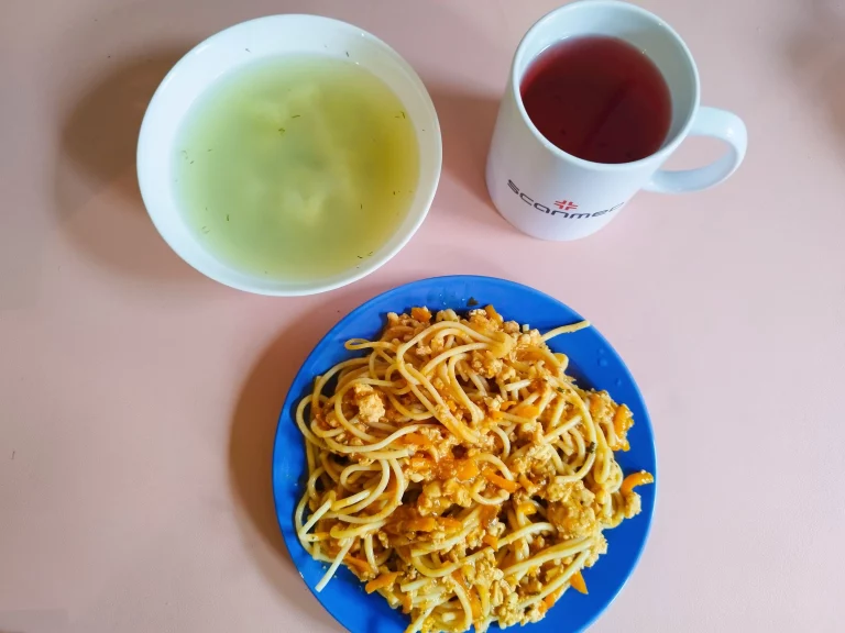 obiad dieta z ograniczeniem łatwo przyswajalnych węglowodanów: zupa kalafiorowa 450ml, spaghetti pełnoziarniste z mięsem mielonym drobiowym 400g, woda z sokiem owocowym
A: 1,3,7