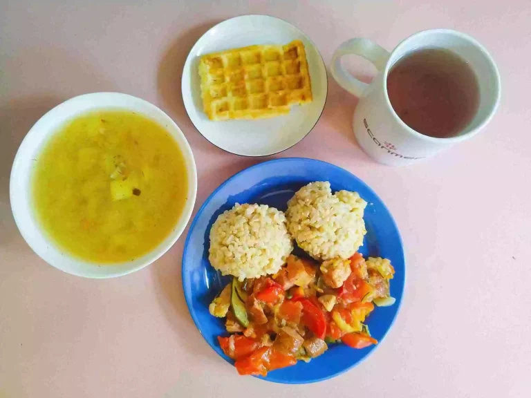 Obiad: dieta z ograniczeniem łatwoprzyswajalnych węglowodanów 

zupa kalafiorowa 450ml, leczo z ryżem brązowym 350g, woda z sokiem owocowym, gofr
A: 1,3,7
