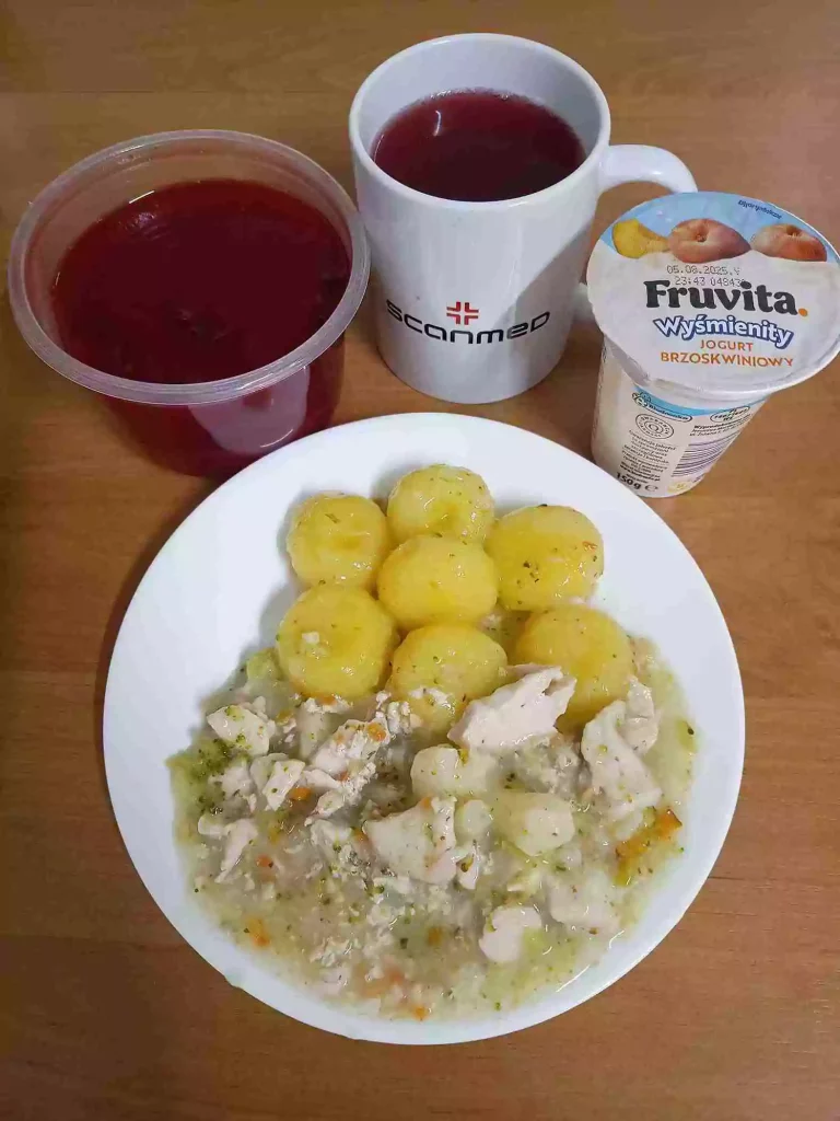 Obiad: dieta podstawowa
botwinka 450ml, kluski śląskie 150g, potrawka z kurczaka z warzywami 150g, woda z sokiem owocowym
A: 1,3
 Obiad: dieta podstawowa
botwinka 450ml, kluski śląskie 150g, potrawka z kurczaka z warzywami 150g, woda z sokiem owocowym
A: 1,3