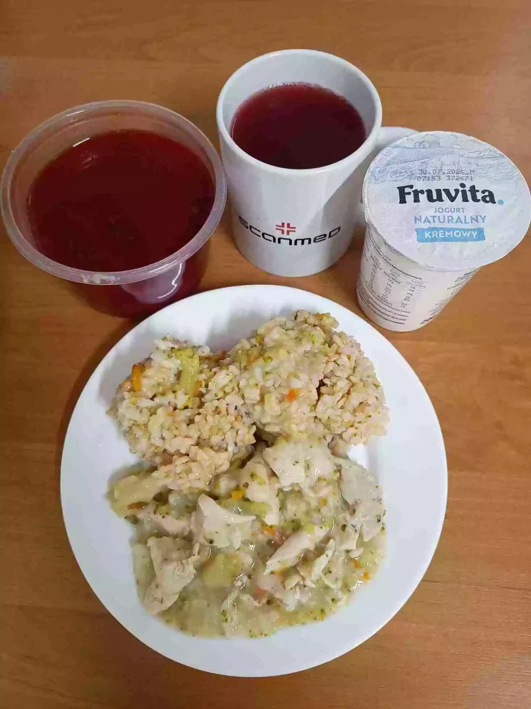 Obiad: dieta z ograniczeniem łatwoprzyswajalnych węglowodanów 
botwinka 450ml, ryż brązowy 100g, potrawka z kurczaka z warzywami 200g, woda z sokiem owocowym Obiad: dieta z ograniczeniem łatwoprzyswajalnych węglowodanów 
botwinka 450ml, ryż brązowy 100g, potrawka z kurczaka z warzywami 200g, woda z sokiem owocowym