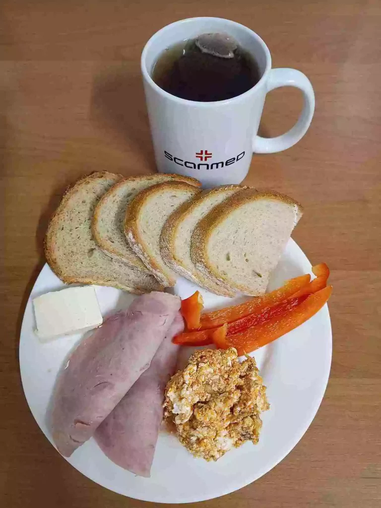 Śniadanie: dieta podstawowa
chleb pszenny 60g, chleb mieszany 20g, margaryna miękka 10g, pasta z makreli w pomidorach 90g, wędlina 60g, papryka 40g, herbata czarna
A: 1,4,7
 Śniadanie: dieta podstawowa
chleb pszenny 60g, chleb mieszany 20g, margaryna miękka 10g, pasta z makreli w pomidorach 90g, wędlina 60g, papryka 40g, herbata czarna
A: 1,4,7