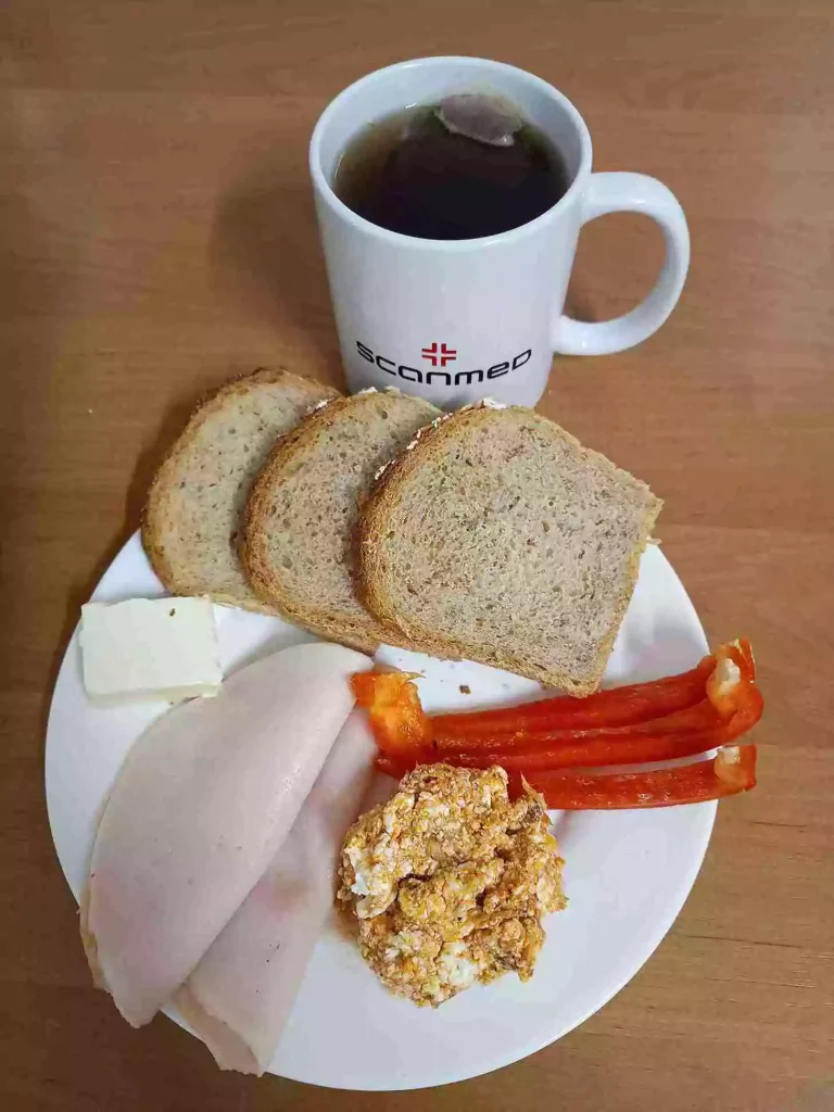 Śniadanie: dieta z ograniczeniem łatwoprzyswajalnych węglowodanów
chleb mieszany 70g, margaryna miękka 10g, pasta z makreli w pomidorach 90g, wędlina 60g, papryka 40g, herbata czarna
A: 1,4,7
 Śniadanie: dieta z ograniczeniem łatwoprzyswajalnych węglowodanów
chleb mieszany 70g, margaryna miękka 10g, pasta z makreli w pomidorach 90g, wędlina 60g, papryka 40g, herbata czarna
A: 1,4,7