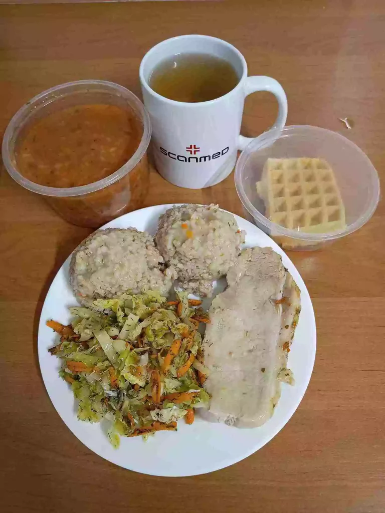 Obiad: dieta podstawowa
zupa pomidorowa z ryżem 450ml, mięso pieczone w kawałku 100g, kasza jęczmienna 100g, surówka z kapusty pekińskiej 110g, woda z sokiem owocowym
A: 1
 Obiad: dieta podstawowa
zupa pomidorowa z ryżem 450ml, mięso pieczone w kawałku 100g, kasza jęczmienna 100g, surówka z kapusty pekińskiej 110g, woda z sokiem owocowym
A: 1