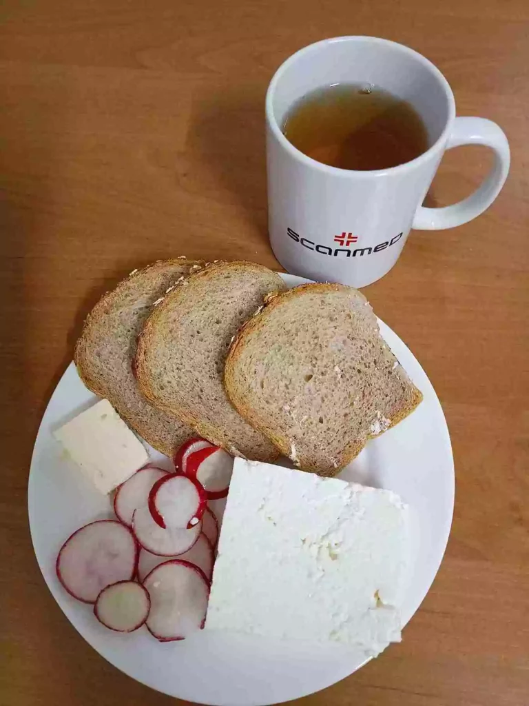 Śniadanie: dieta o kontrolowanej zawartości kwasów tłuszczowych

chleb mieszany z płatkami owsianymi 70g, margaryna miękka 10g, ser biały w kawałku 100g, rzodkiewka, herbata czarna
A: 1,7
