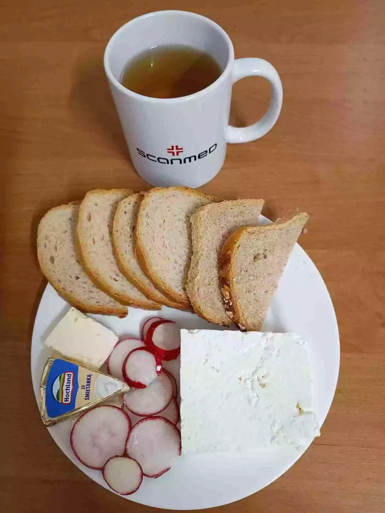 Śniadanie: dieta podstawowa

chleb pszenny 60g, chleb mieszany z płatkami owsianymi 20g, margaryna miękka 10g, ser biały w kawałku 100g, ser topiony 30g, rzodkiewka, herbata czarna
A: 1,7
