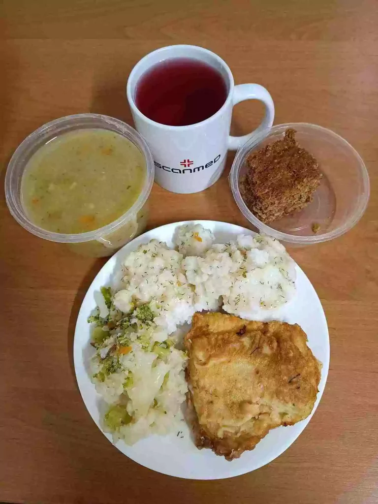 Obiad: dieta podstawowa

zupa brokułowa 450 ml, ryba smażona w panierce w sosie koperkowym 100g, ryż biały 100g, bukiet warzyw 100g, woda z sokiem owocowym
A: 1,3,4
