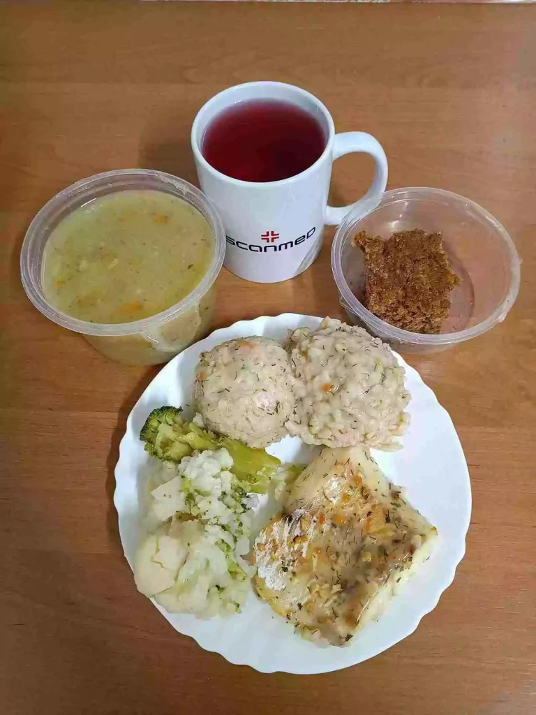 Obiad: dieta o kontrolowanej zawartości kwasów tłuszczowych

zupa brokułowa 450 ml, ryba pieczona w sosie koperkowym 100g, ryż brązowy 100g, bukiet warzyw 100g, woda z sokiem owocowym