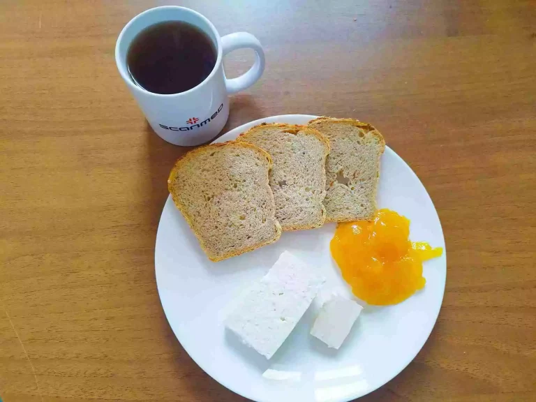 Śniadanie: dieta o kontrolowanej zawartości kwasów tłuszczowych

chleb mieszany z płatkami owsianymi 70g, margaryna miękka 10g, ser biały w kawałku 100g, dżem 70g, herbata czarna
A: 1,7
