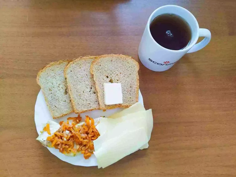 Śniadanie: dieta o kontrolowanej zawartości kwasów tłuszczowych

chleb mieszany z płatkami owsianymi 70g, margaryna miękka, ryba po grecku 70g, ser żółty 40g, herbata czarna
A: 1,4,7,9
