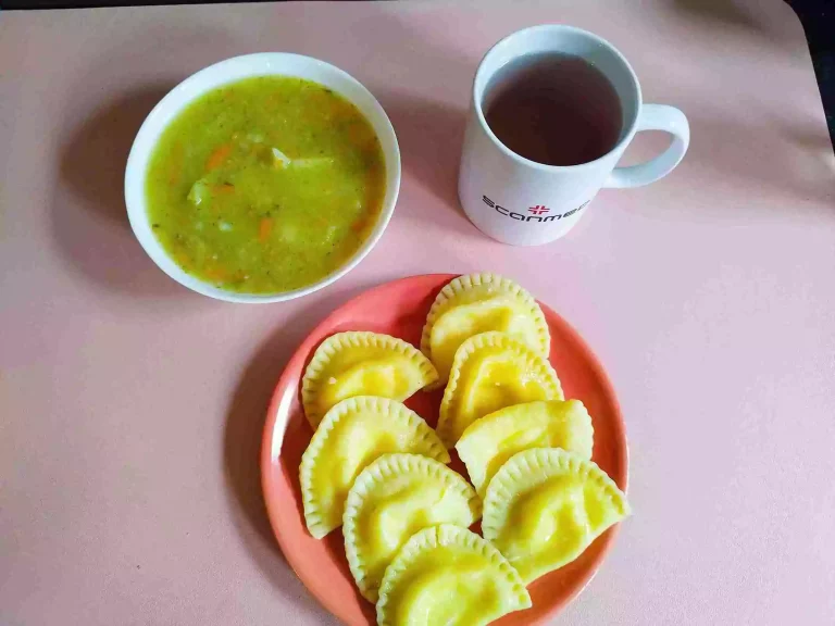 Obiad: dieta łatwostrawna 

zupa jarzynowa 450ml, pierogi z serem 320g, woda z sokiem owocowym
A: 1,3,7,9
