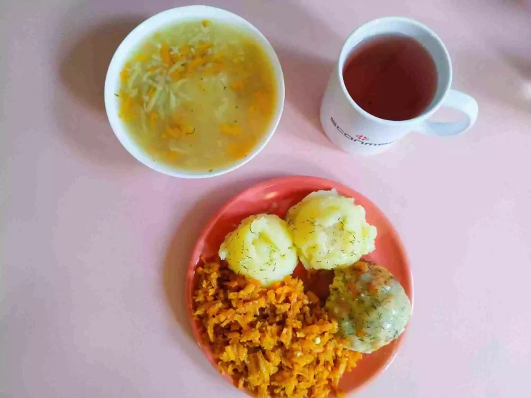 Obiad: dieta łatwostrawna 

zupa ryżowa 450ml, zimniaki gotowane 150g, kotlet mielony drobiowo-wieprzowy duszony w sosie koperkowym 120g, marchew gotowana 110g, woda z sokiem owocowym
A: 3
