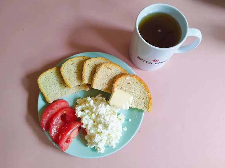 śniadanie dieta łatwostrawna: chleb pszenny 70g, margaryna miękka 10g, twarożek 120g, pomidor bez skórki 50g, herbata czarna
A: 1,7