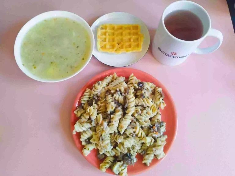 Obiad: dieta z ograniczeniem łatwoprzyswajalnych węglowodanów 

zupa kalafiorowa 450ml, zapiekanka z makaronu pełnoziarnistego z pieczarkami i szynką 350g, woda z sokiem owocowym
A: 1,3,7
